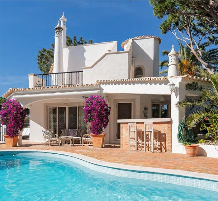 Renting a luxury villa vs staying at a luxury hotel in the Algarve, Portugal